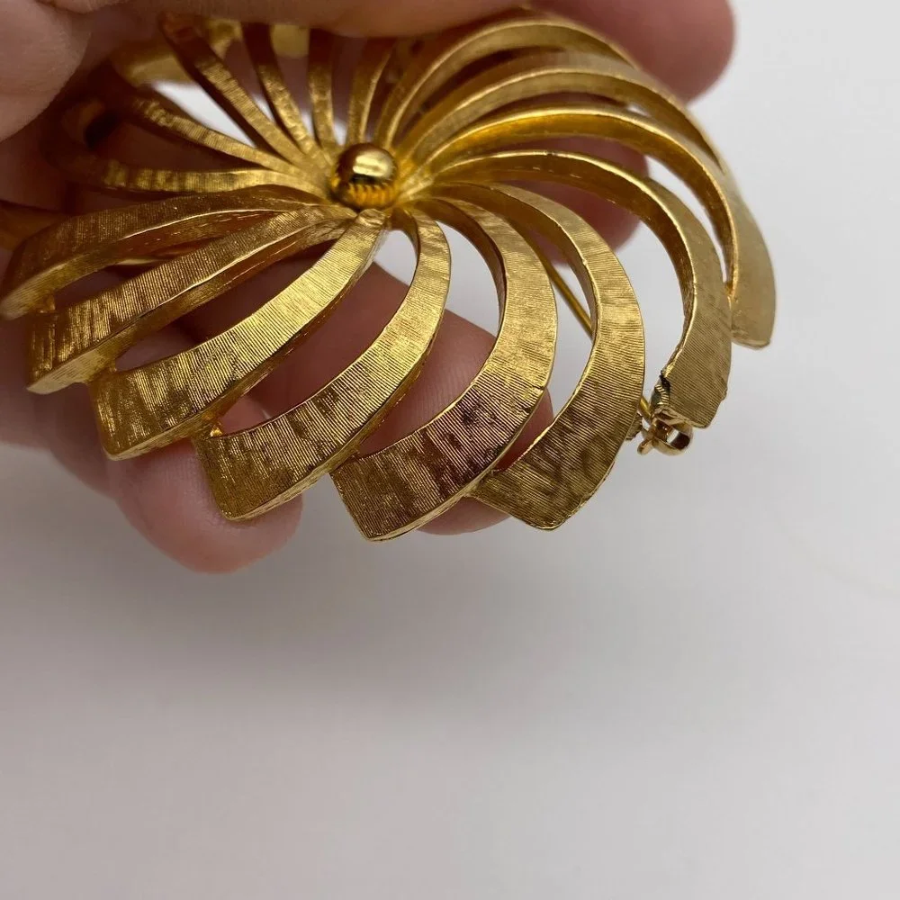 Vintage Monet‎ gold tone pin wheel brooch lapel pin flower